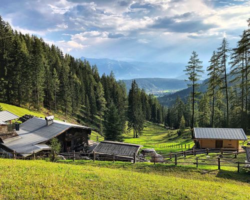 Blick von der Alm auf die Berge