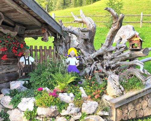 Blumen und Dekoration auf der Alm