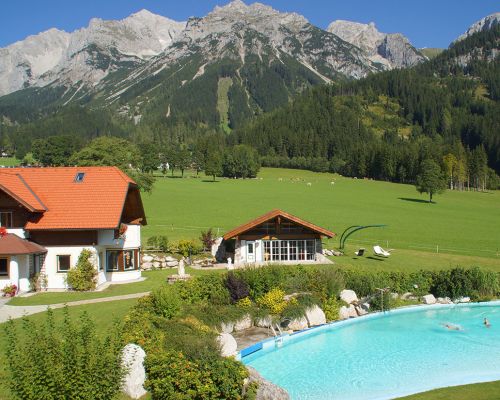 Schwimmbad und der Simonbauer im Hintergrund