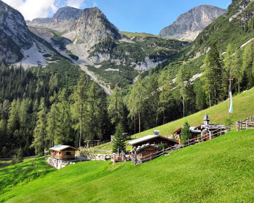 the most beautiful backdrop behind the Lärchbodenalm