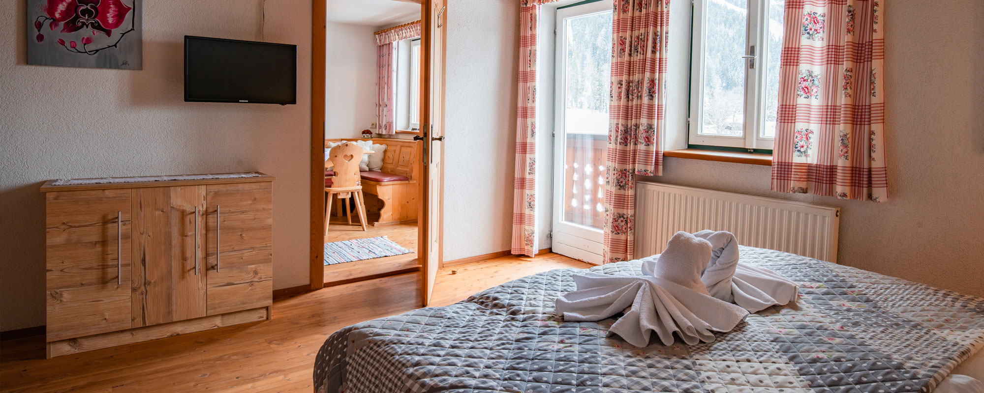 Familienzimmer und Wohnbereich am Bio-Bauernhof Simonbauer mit Apartments, Ferienhaus, Penthaus und Zimmer in Ramsau am Dachstein